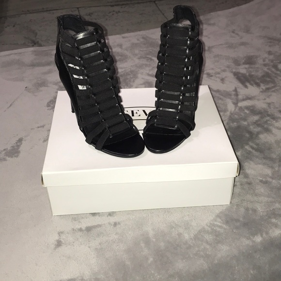 Black heels - Picture 4 of 6